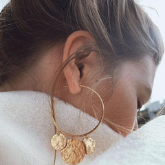 Tres Hammered C Hoop Earrings in Gold